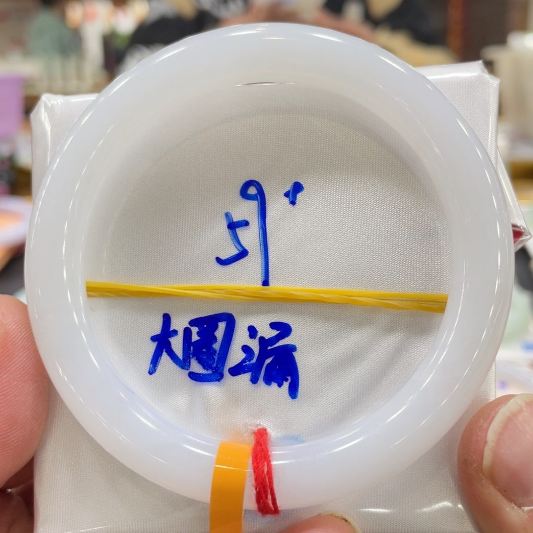 翡翠手镯未镶嵌翡翠