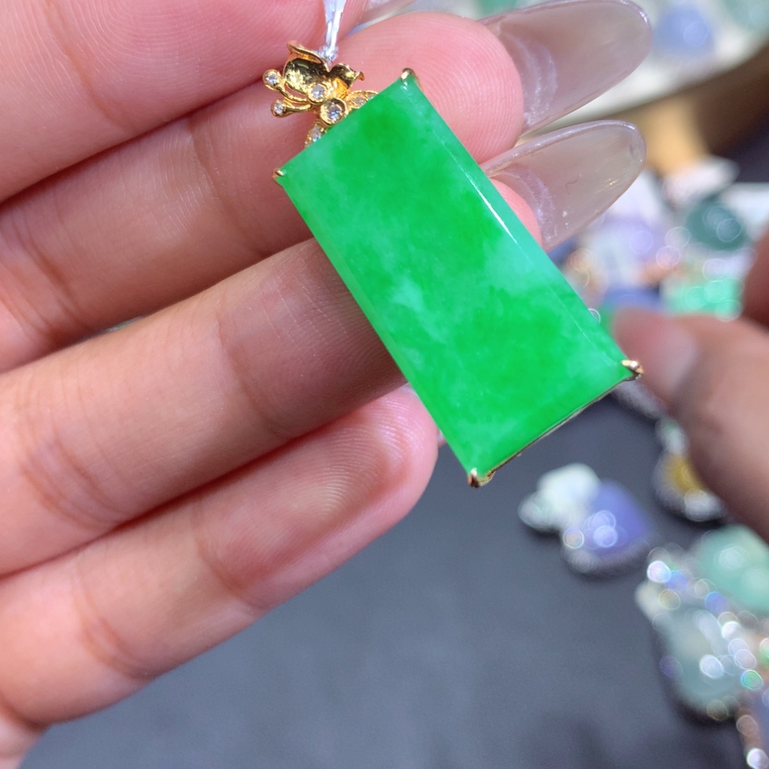 翡翠吊坠(赠链)18K金镶嵌