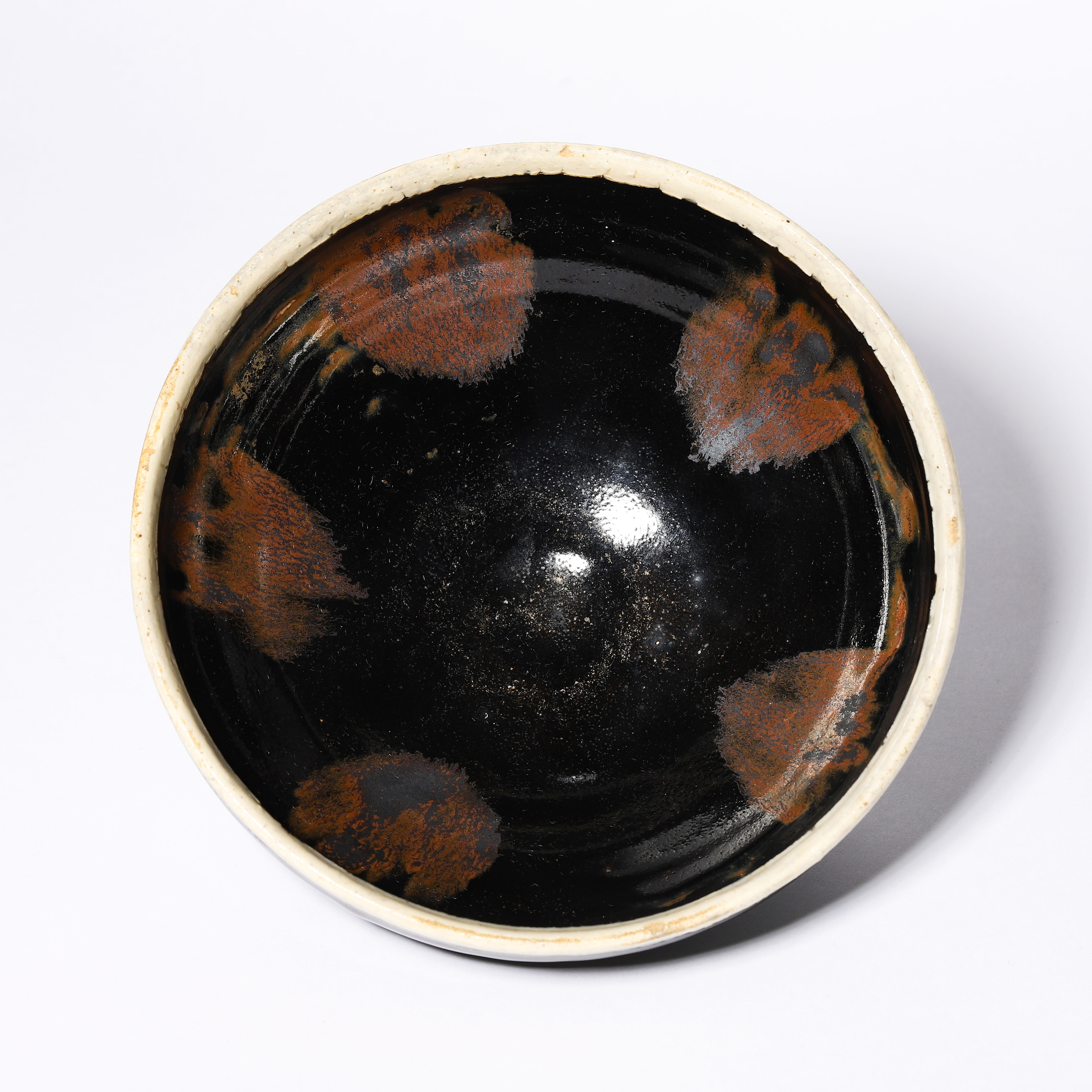 Lot20 明代 黑釉铁锈花白覆轮碗【古董拍卖】