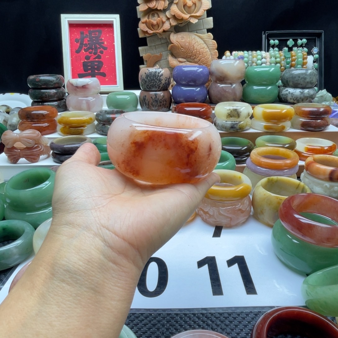 女***8石英岩玉未镶嵌手镯