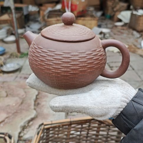 库存微瑕紫砂壶一个