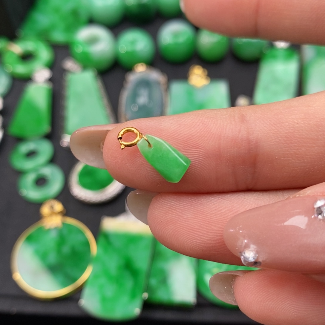 翡翠颈饰18K金镶嵌翡翠