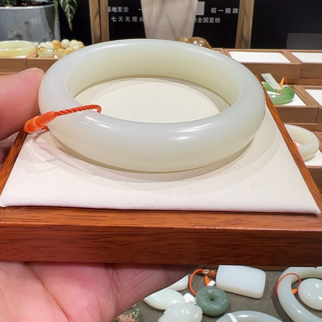 和田玉手镯未镶嵌