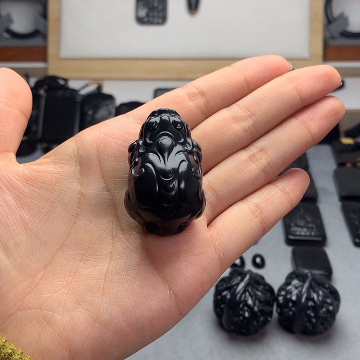 维***斯和田玉（墨玉）未镶嵌挂件