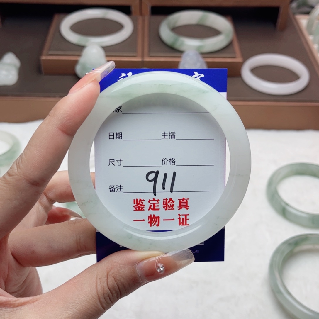 石英质玉手镯未镶嵌恐****子