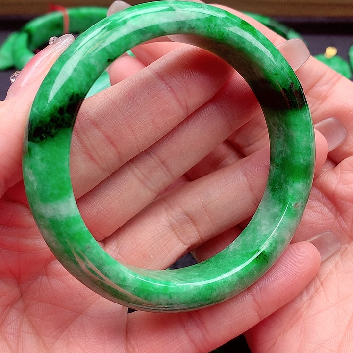 翡翠手镯未镶嵌翡翠