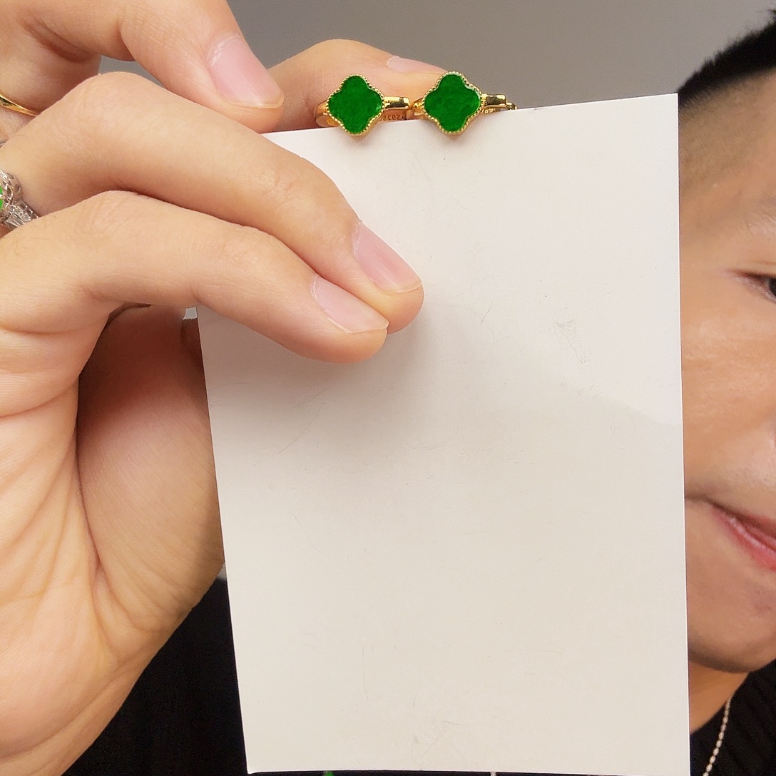 翡翠未镶嵌颈饰一对