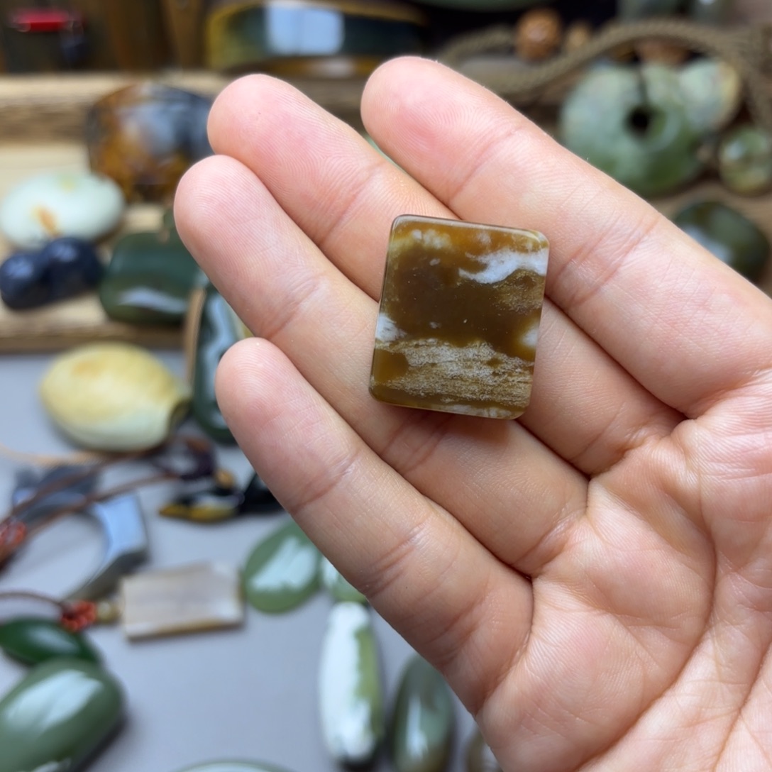 吉***柳和田玉未镶嵌颈饰