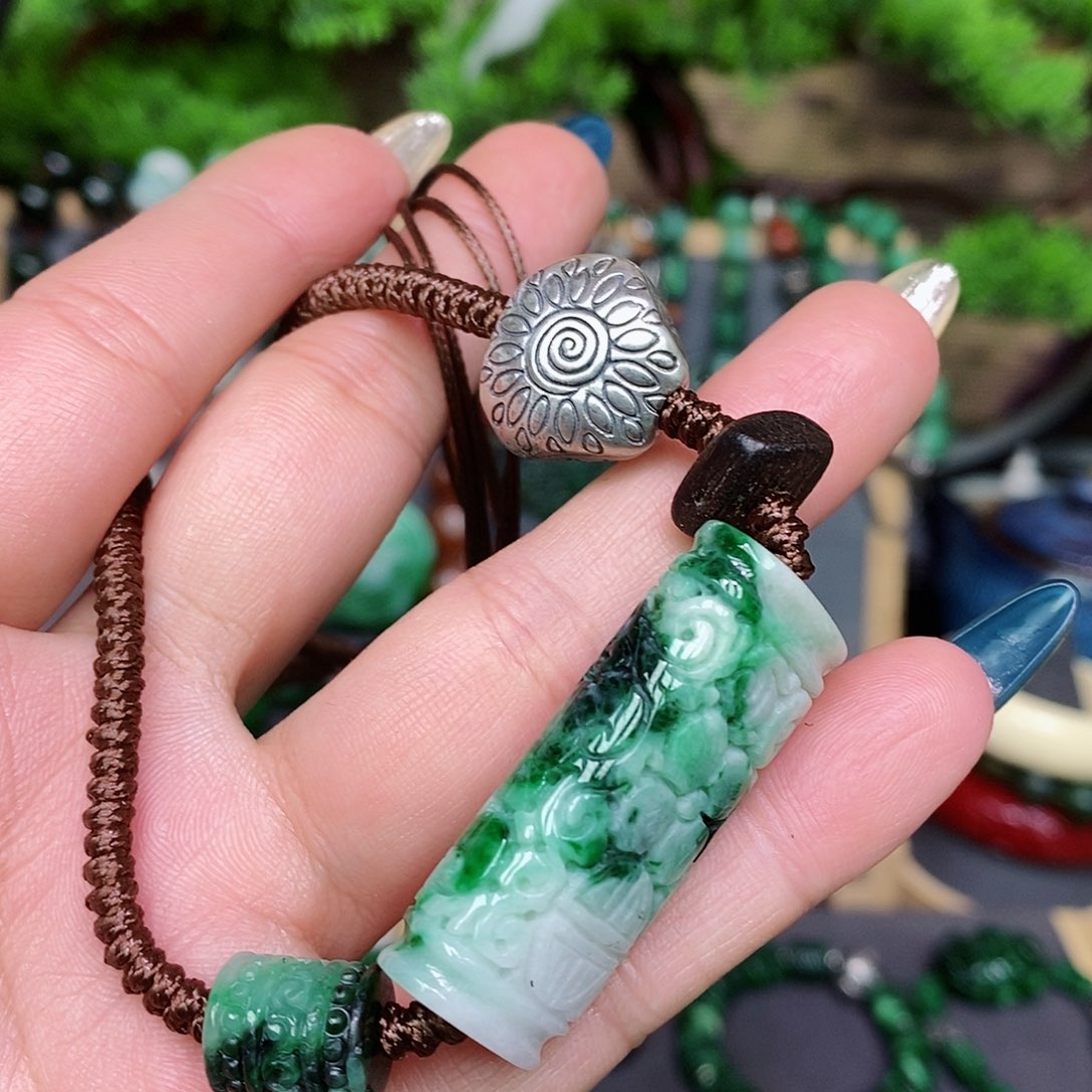 翡翠颈饰未镶嵌漂亮美眉