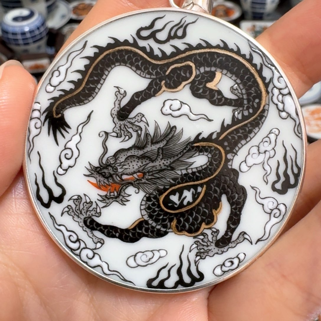 红***️瓷片墨彩黑龙挂件一个