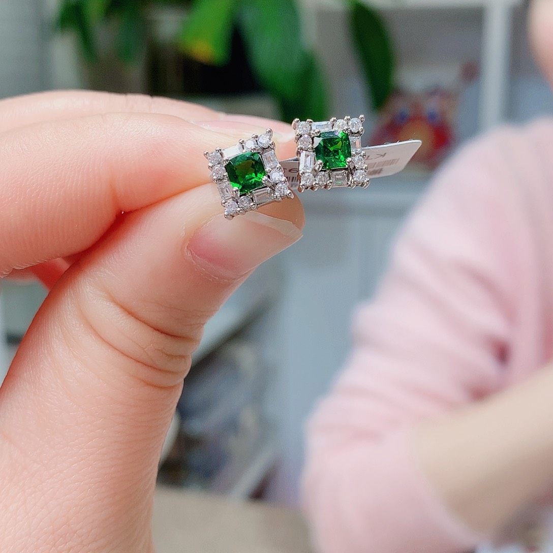 银S925镶嵌透辉石耳钉