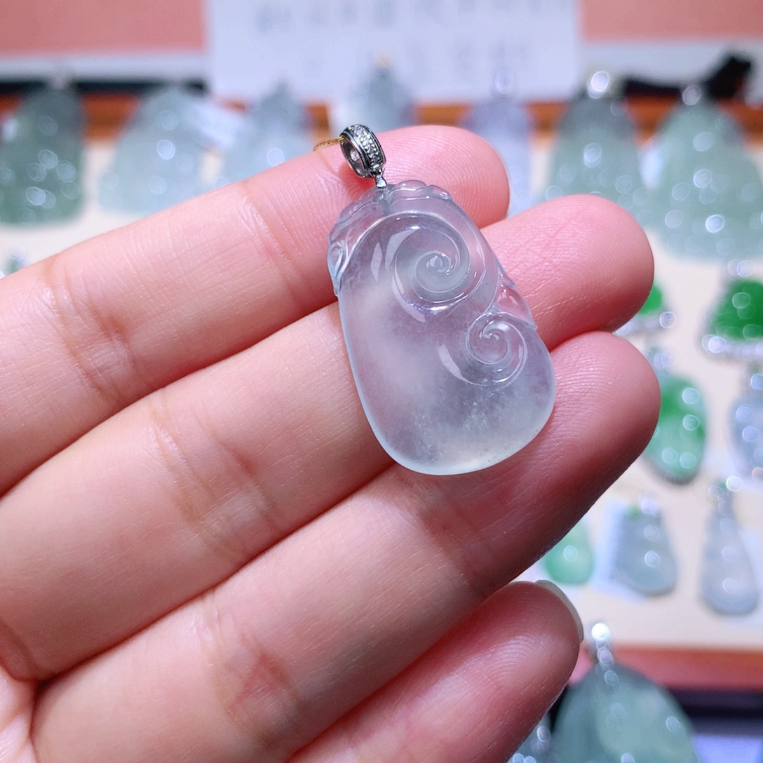 颈饰18K金镶嵌翡翠如意