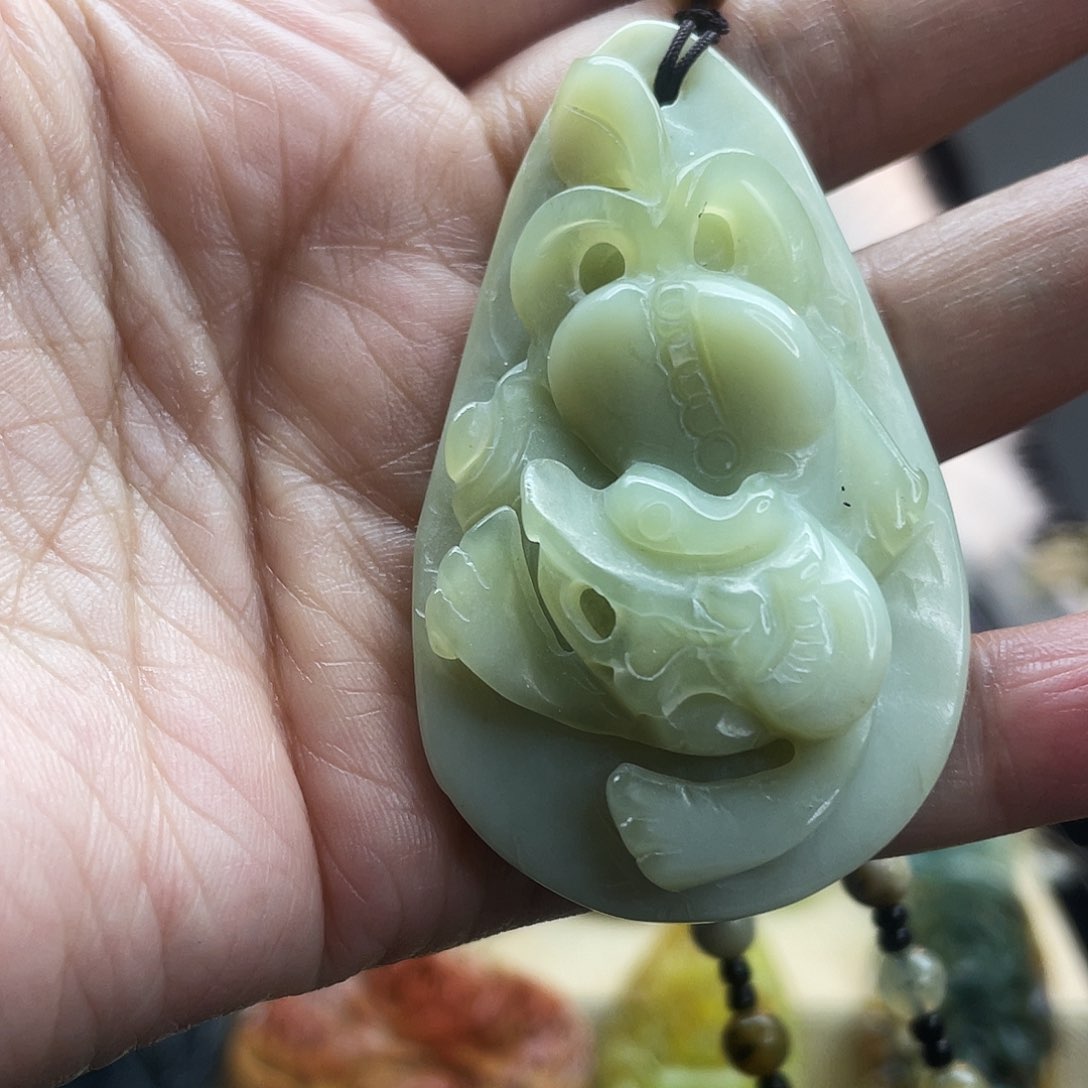 蛇纹石玉颈饰未镶嵌