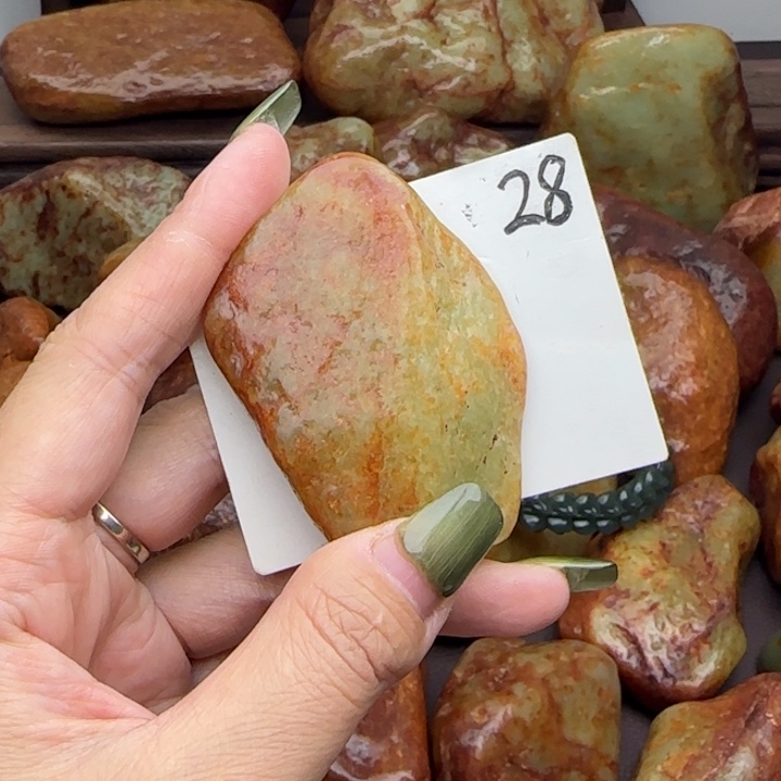 透闪石质玉未镶嵌珠宝奇石