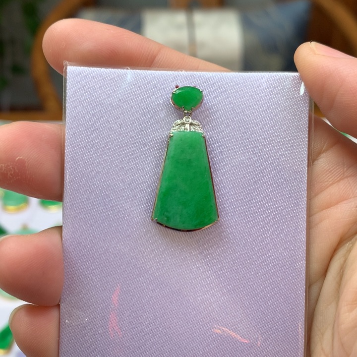 翡翠颈饰18K金镶嵌翡翠吊坠