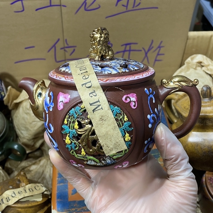 茶壶紫砂原矿泥料，手工制作的一把紫砂壶。
