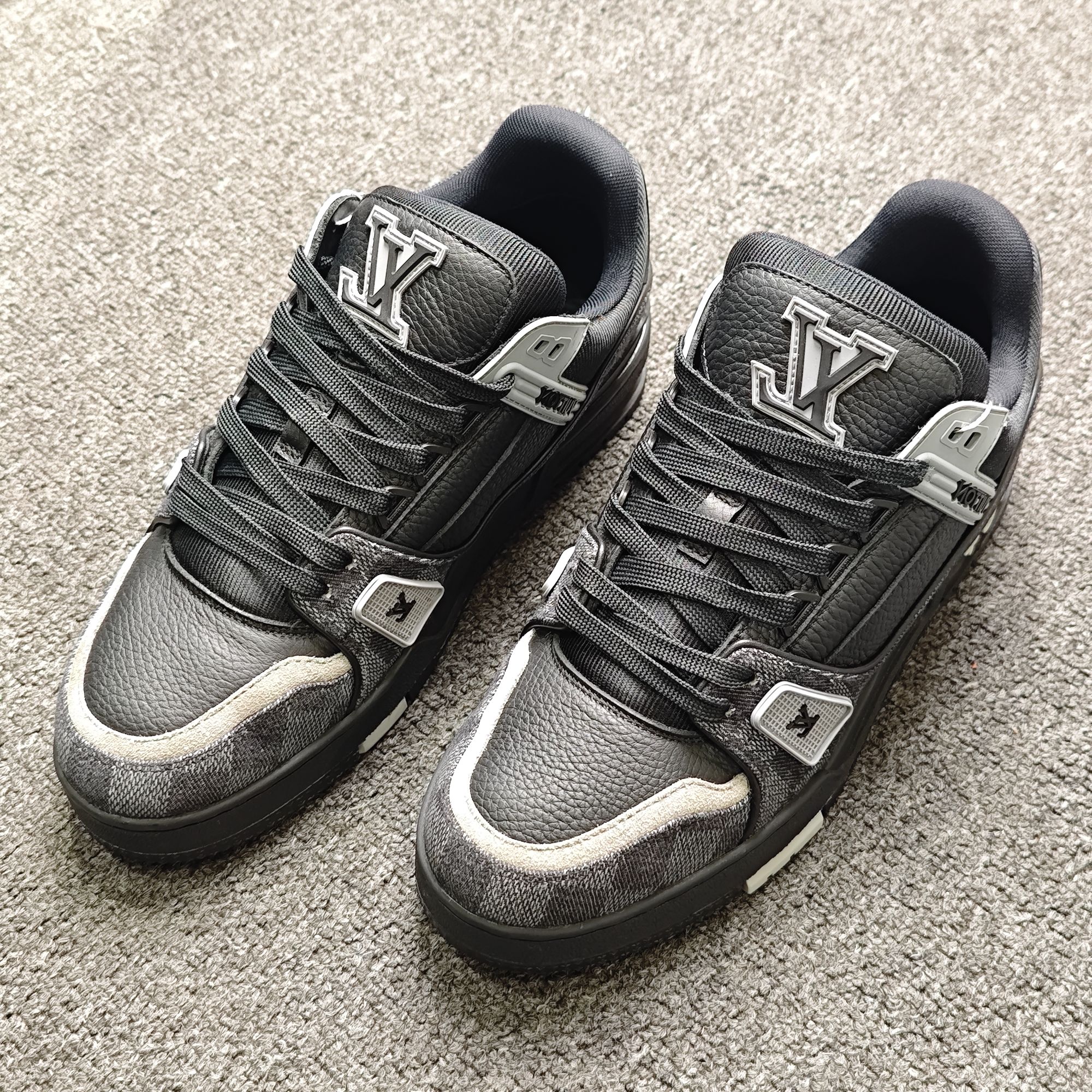 99新 LouisVuitton/路易威登 经典黑色棋盘格时尚奢鞋