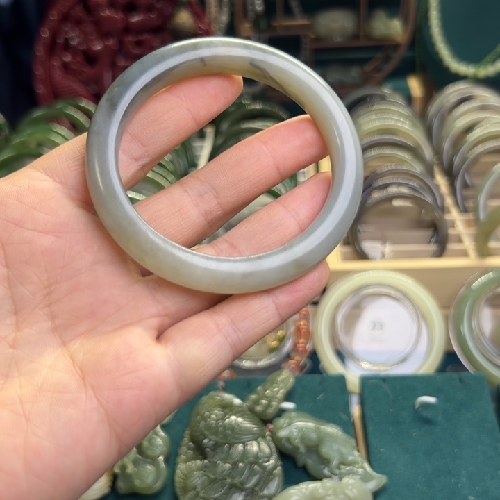 和田玉手镯未镶嵌59.2圈围9018