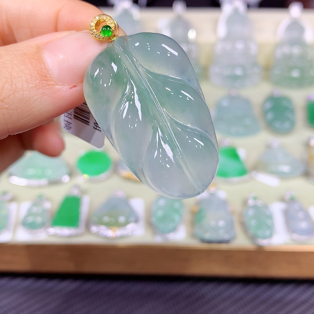 翡翠18K金镶嵌颈饰叶子