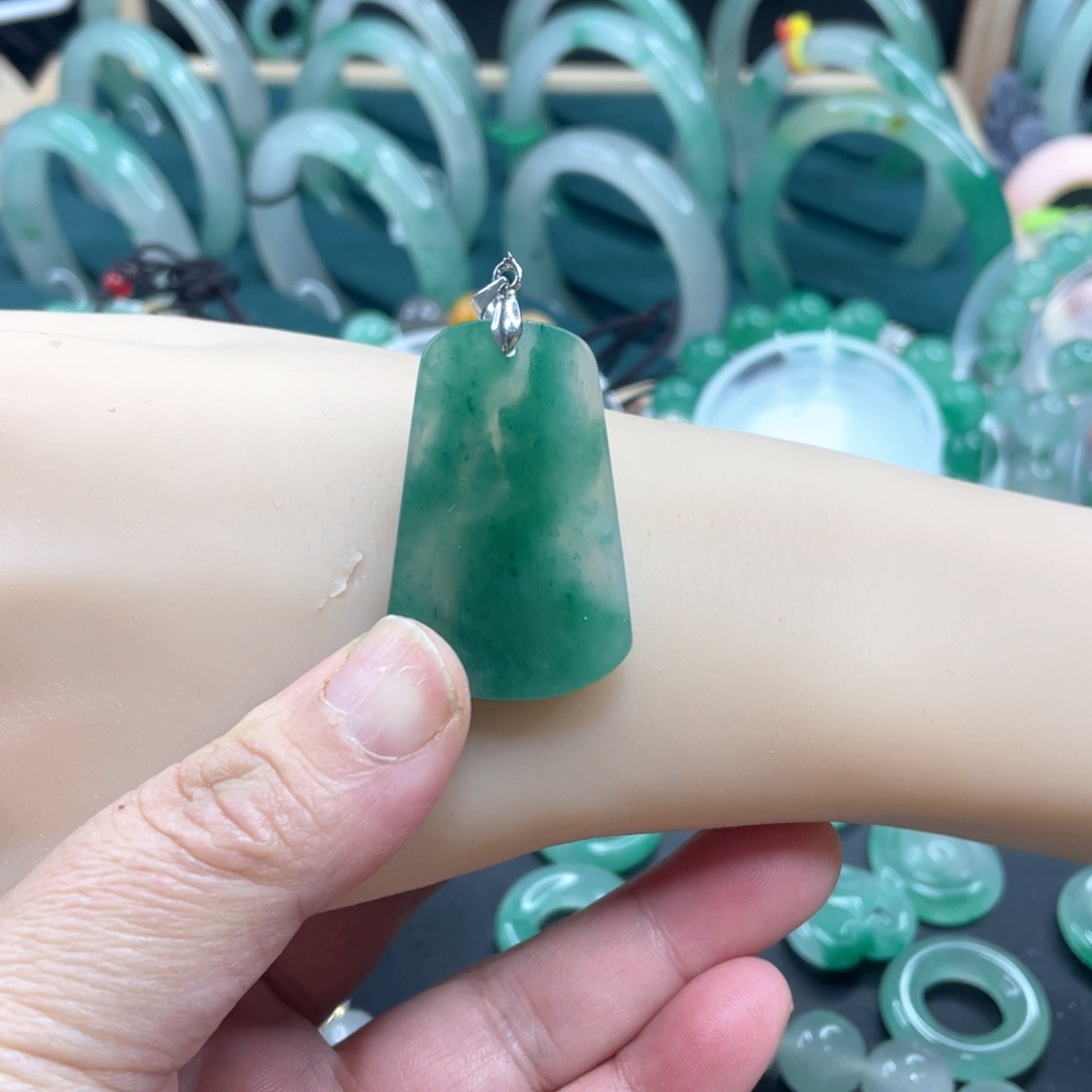 石英质玉未镶嵌颈饰