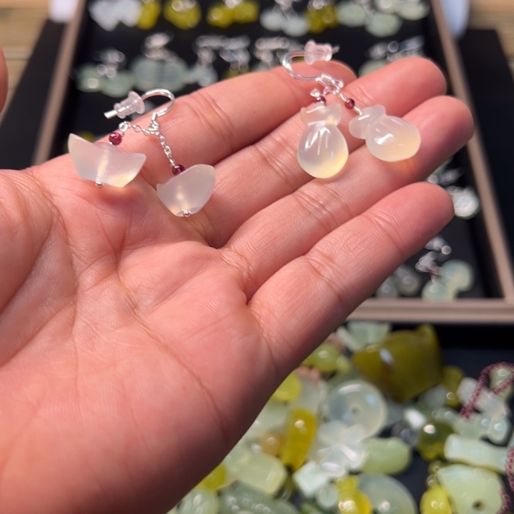 如***水岫玉银S925镶嵌耳钉