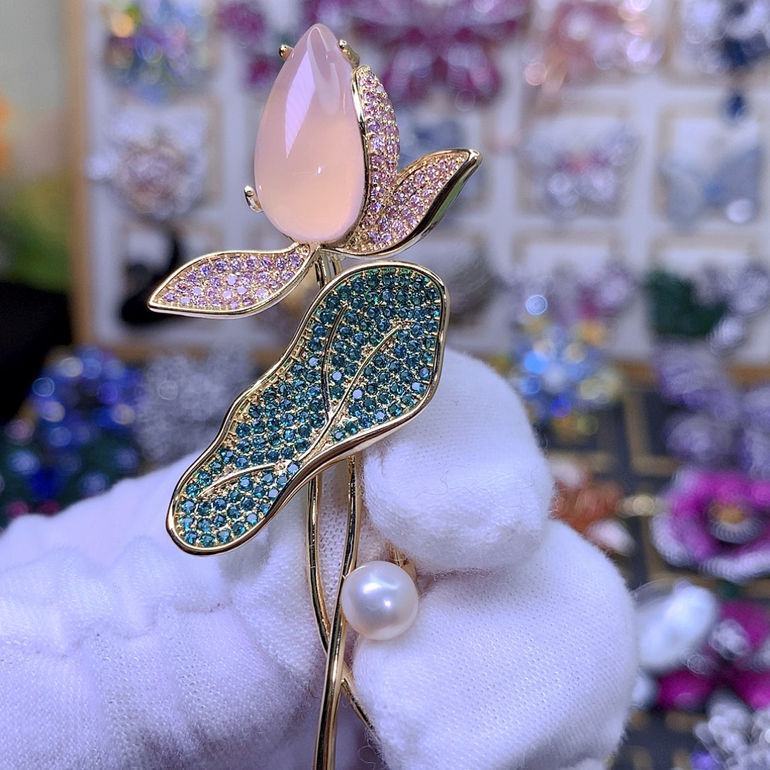 合成立方氧化锆铜胸针