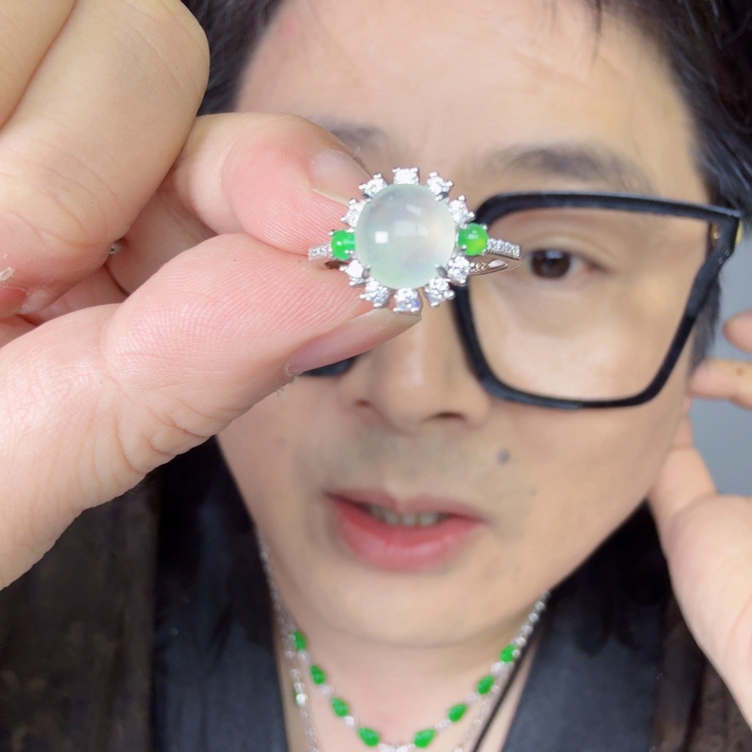 翡翠未镶嵌颈饰一件