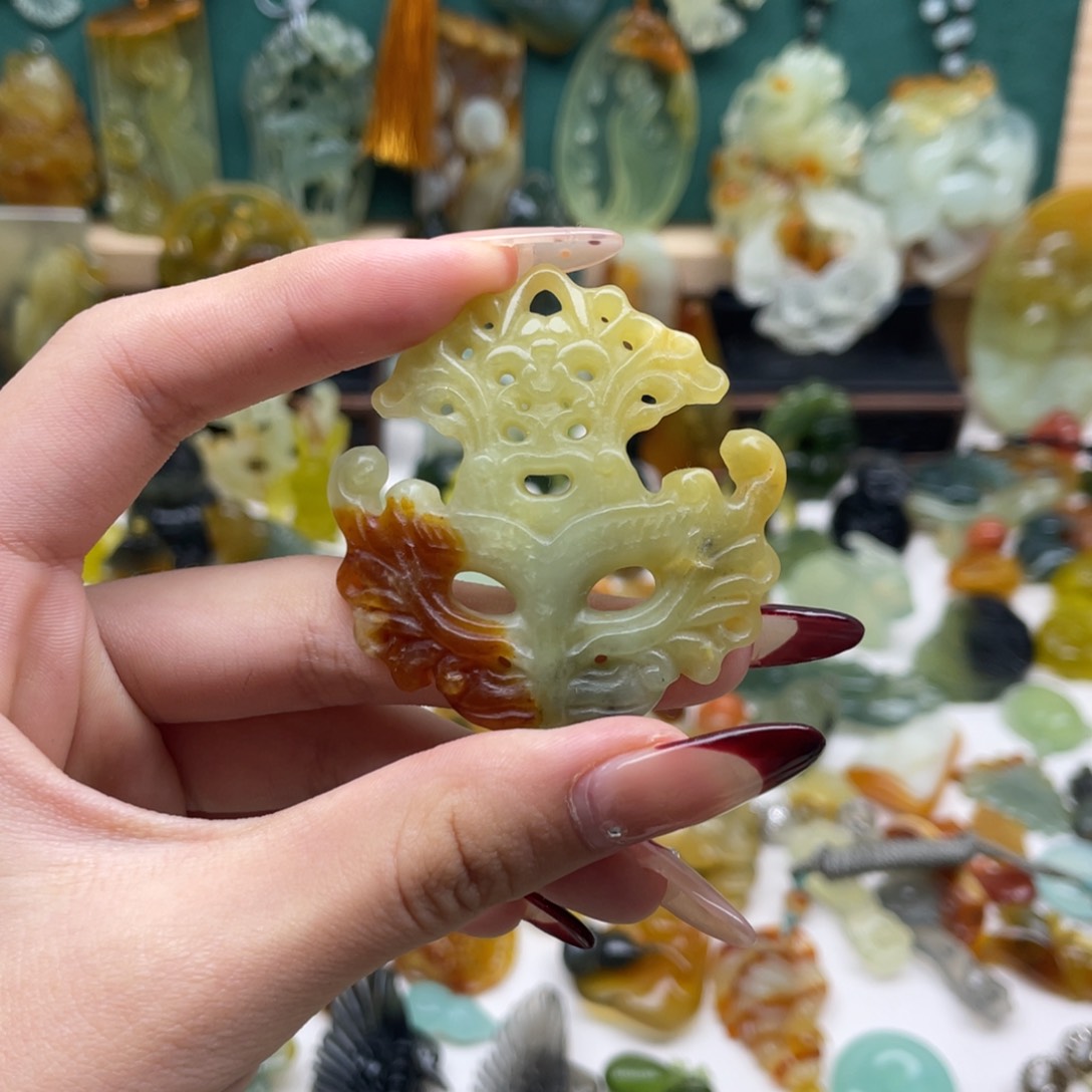 蛇纹石玉颈饰未镶嵌