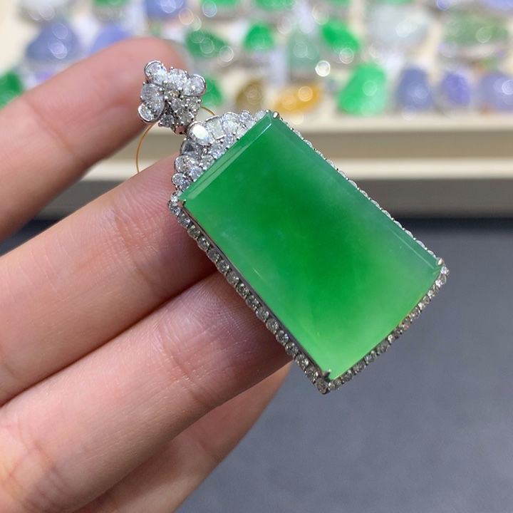 翡翠颈饰18K金镶嵌翡翠