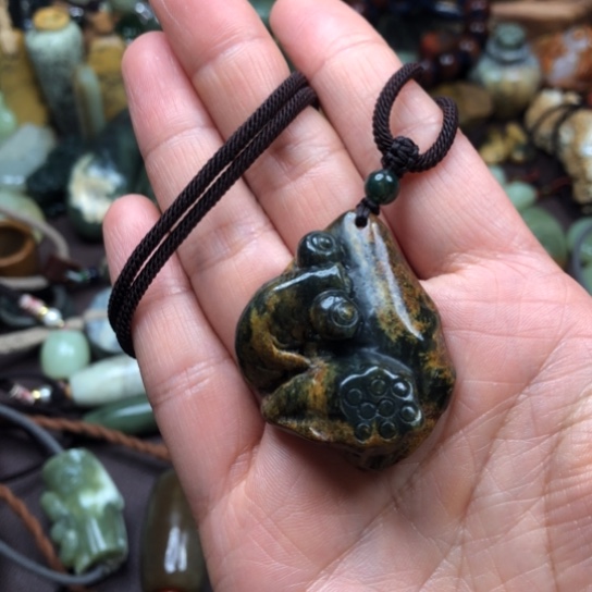 岫岩河磨玉（透闪石质玉）颈饰未镶嵌好***?