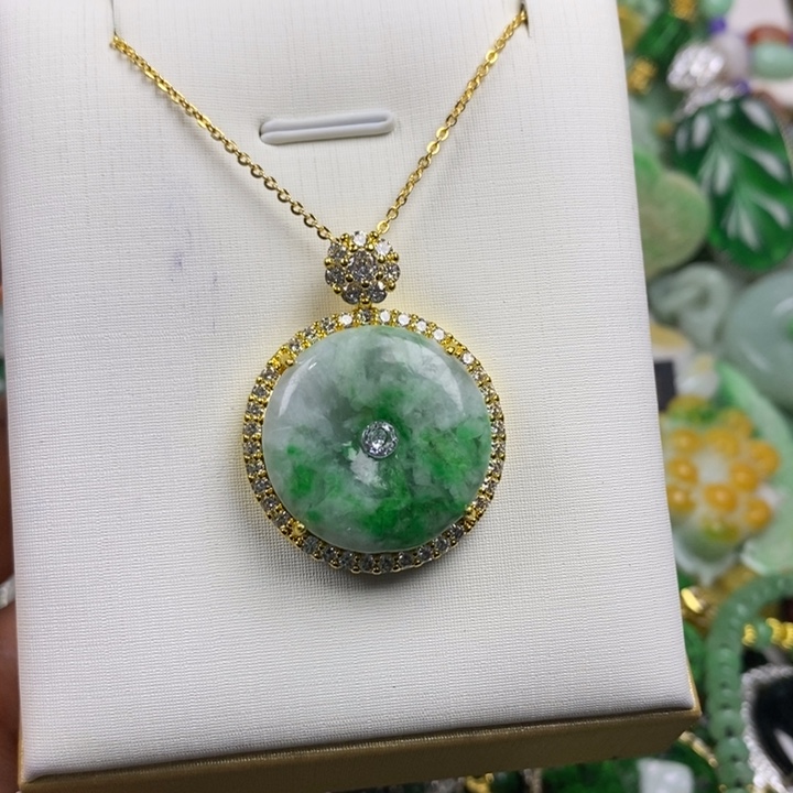 翡翠未镶嵌吊坠(赠链)