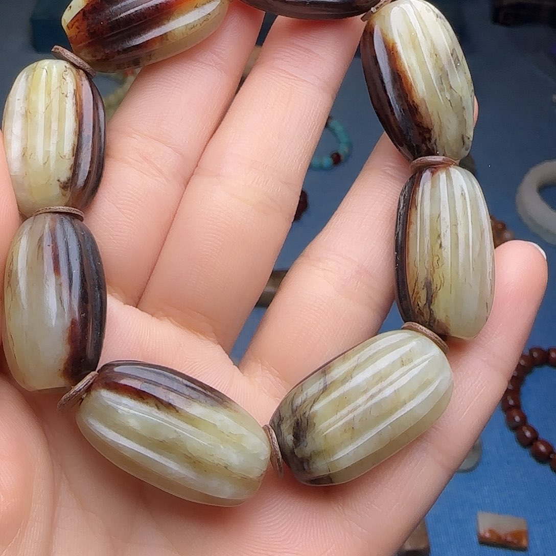 厨***)和田玉未镶嵌颈饰