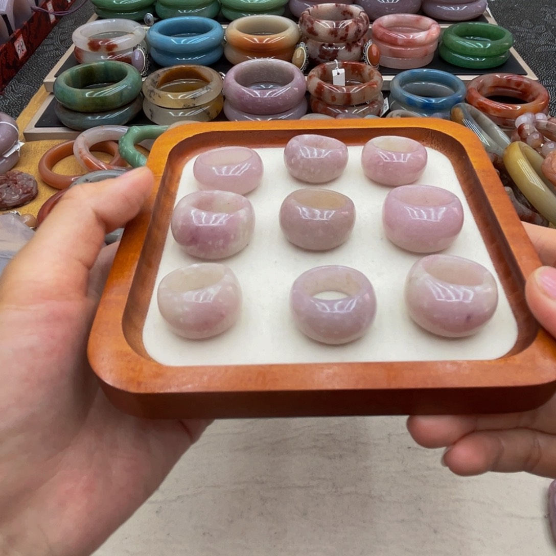 石英质玉未镶嵌圈口齐全