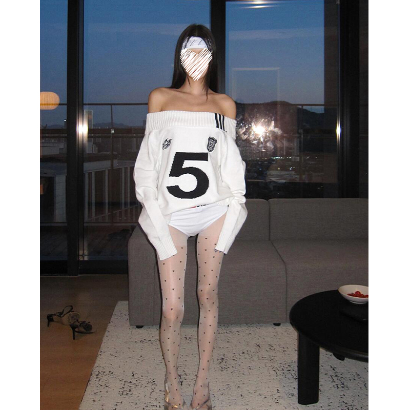 TwoMillion/美式字母提花一字肩针织衫慵懒氛围氛围感露肩毛衣