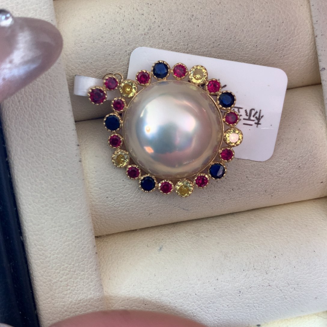 拼合珍珠（马贝珠）颈饰18K金镶嵌