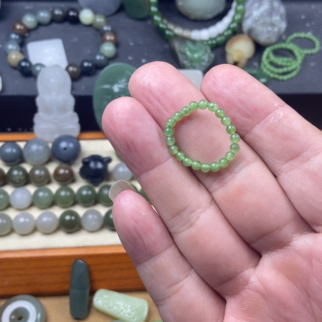 玫***刺和田玉未镶嵌颈饰