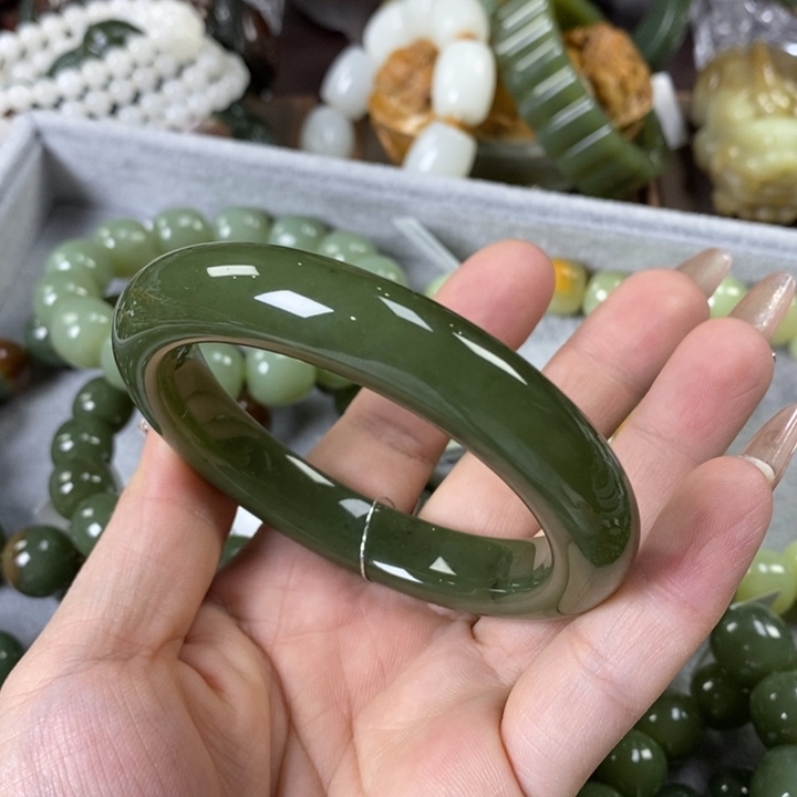 透闪石质玉手镯未镶嵌西**儿