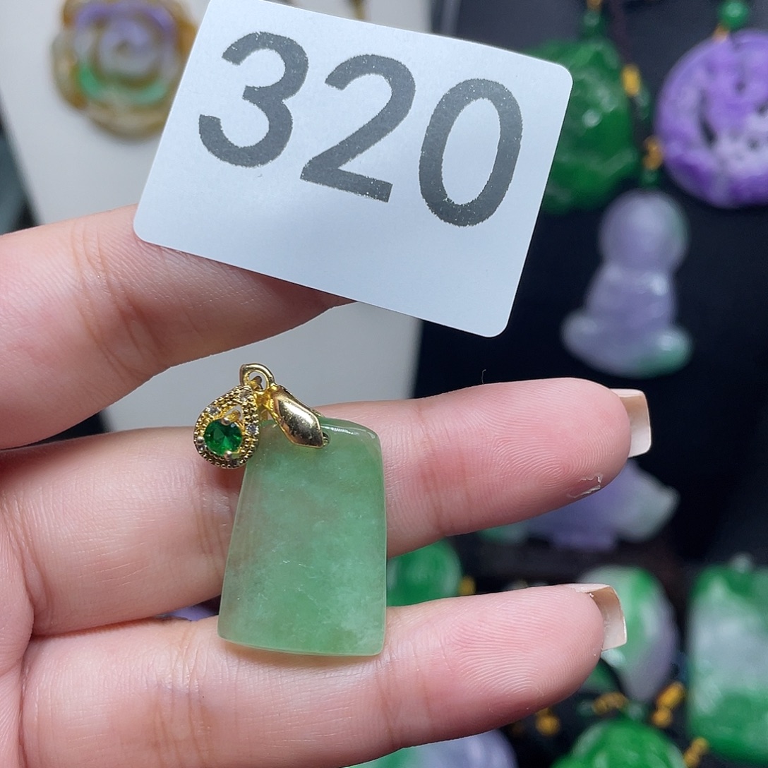 翡翠未镶嵌吊坠(赠链)