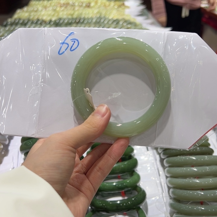 ****和田玉未镶嵌手镯