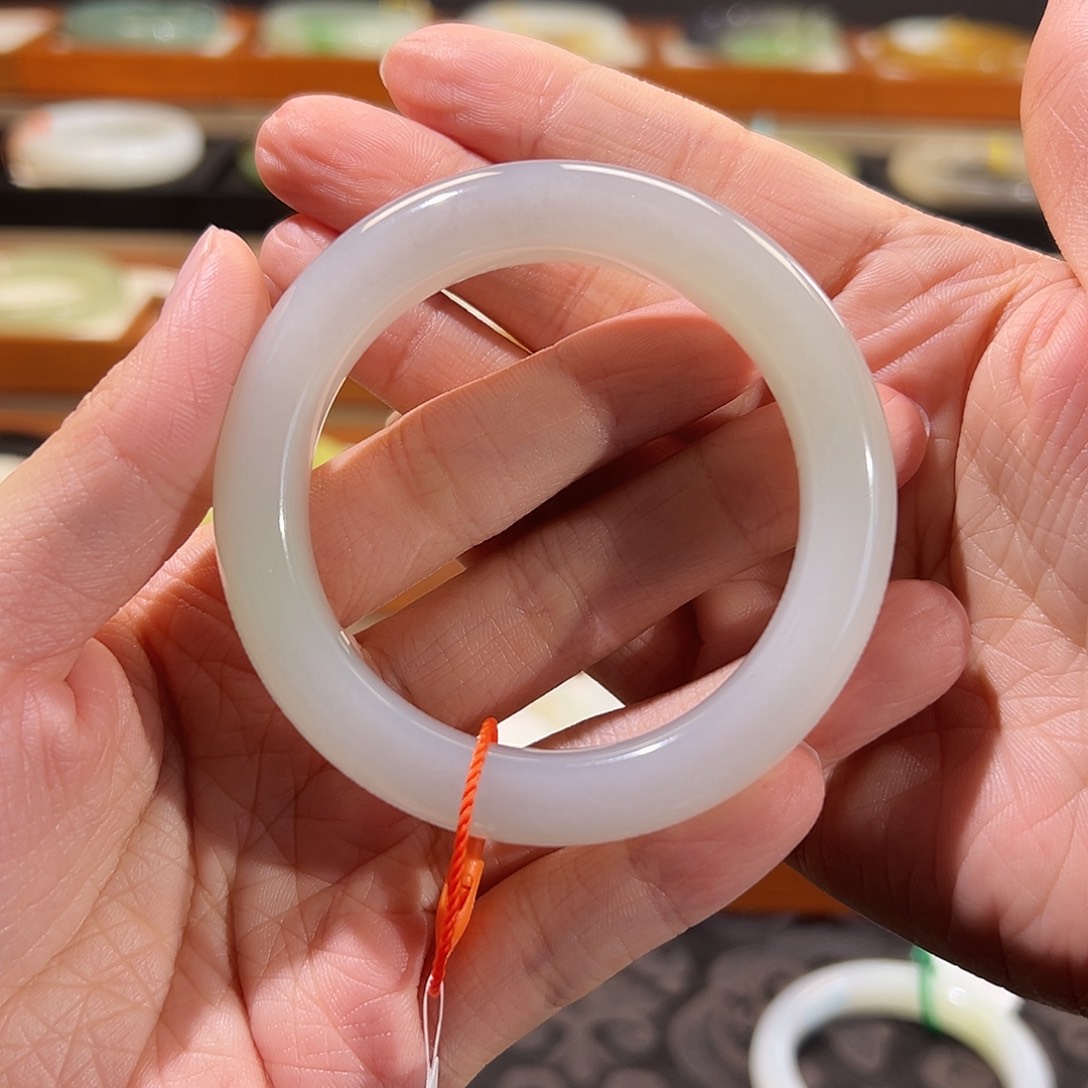 和田玉手镯未镶嵌?