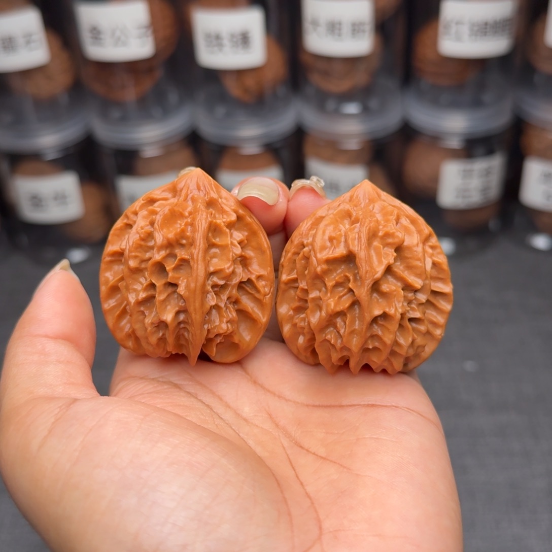 轻***。文玩核桃把件凹底曹大龙