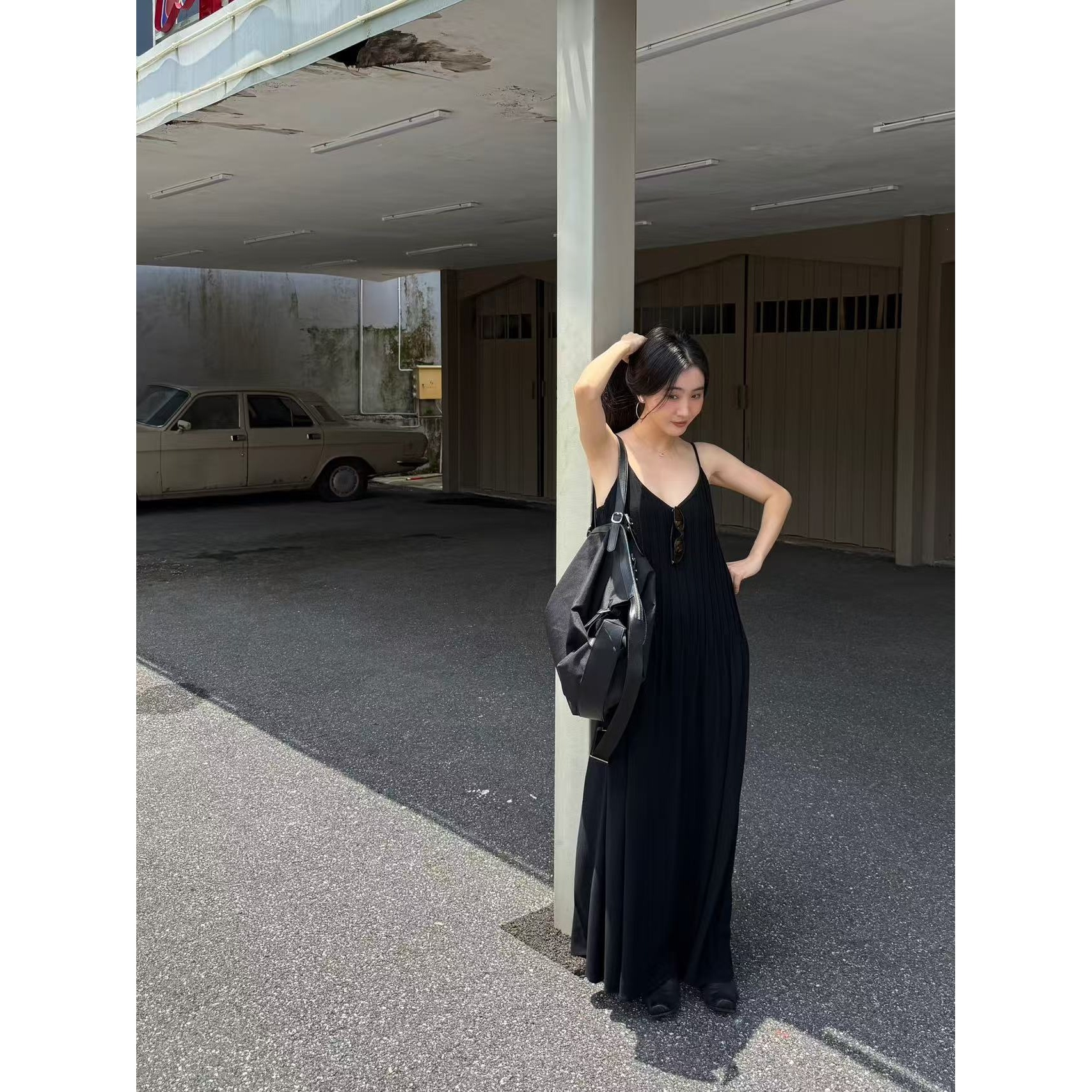 【INAIEN】线上款 “万能钥匙”亚麻V领吊带褶皱小黑裙Y5737