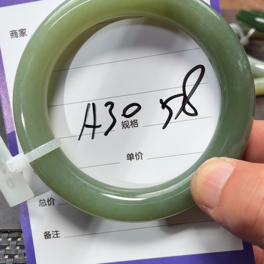 和田玉未镶嵌手镯