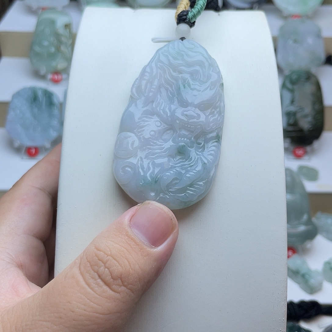颈饰未镶嵌翡翠龙牌