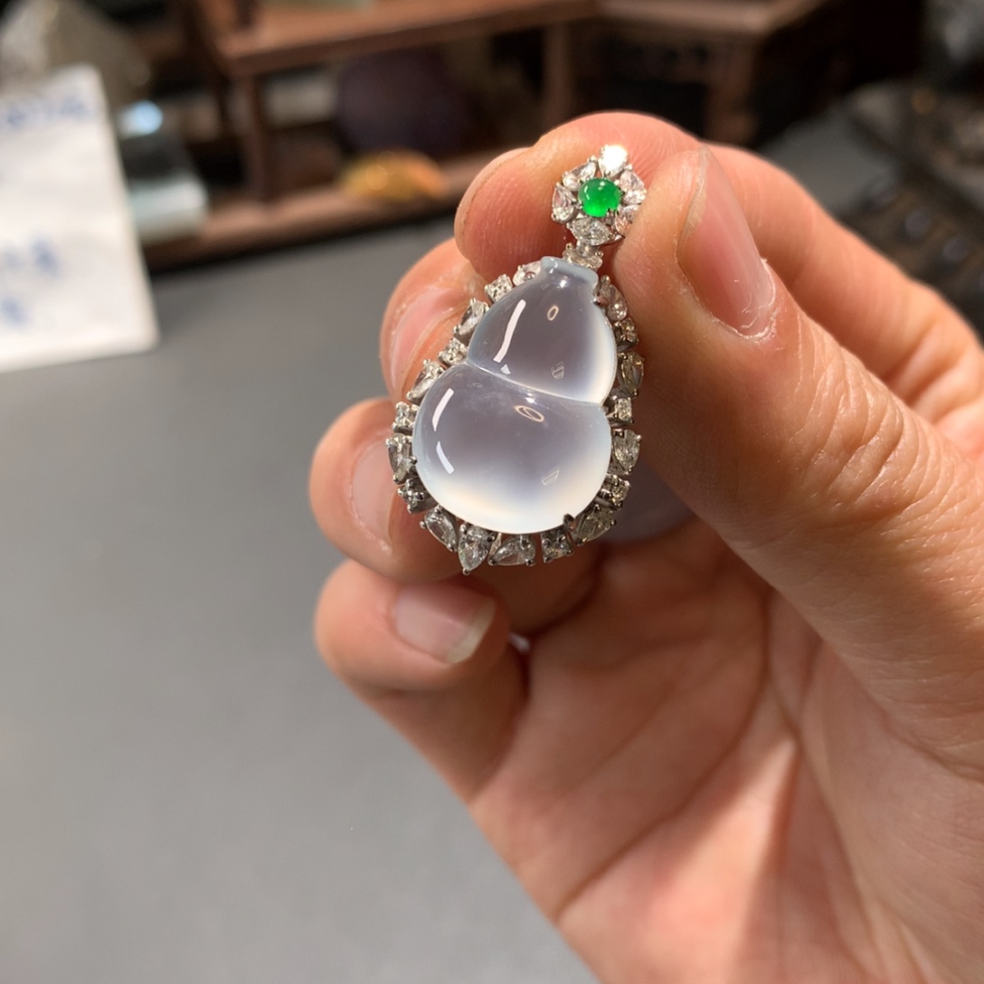翡翠吊坠(不含链)18K金镶嵌胡****?葫芦