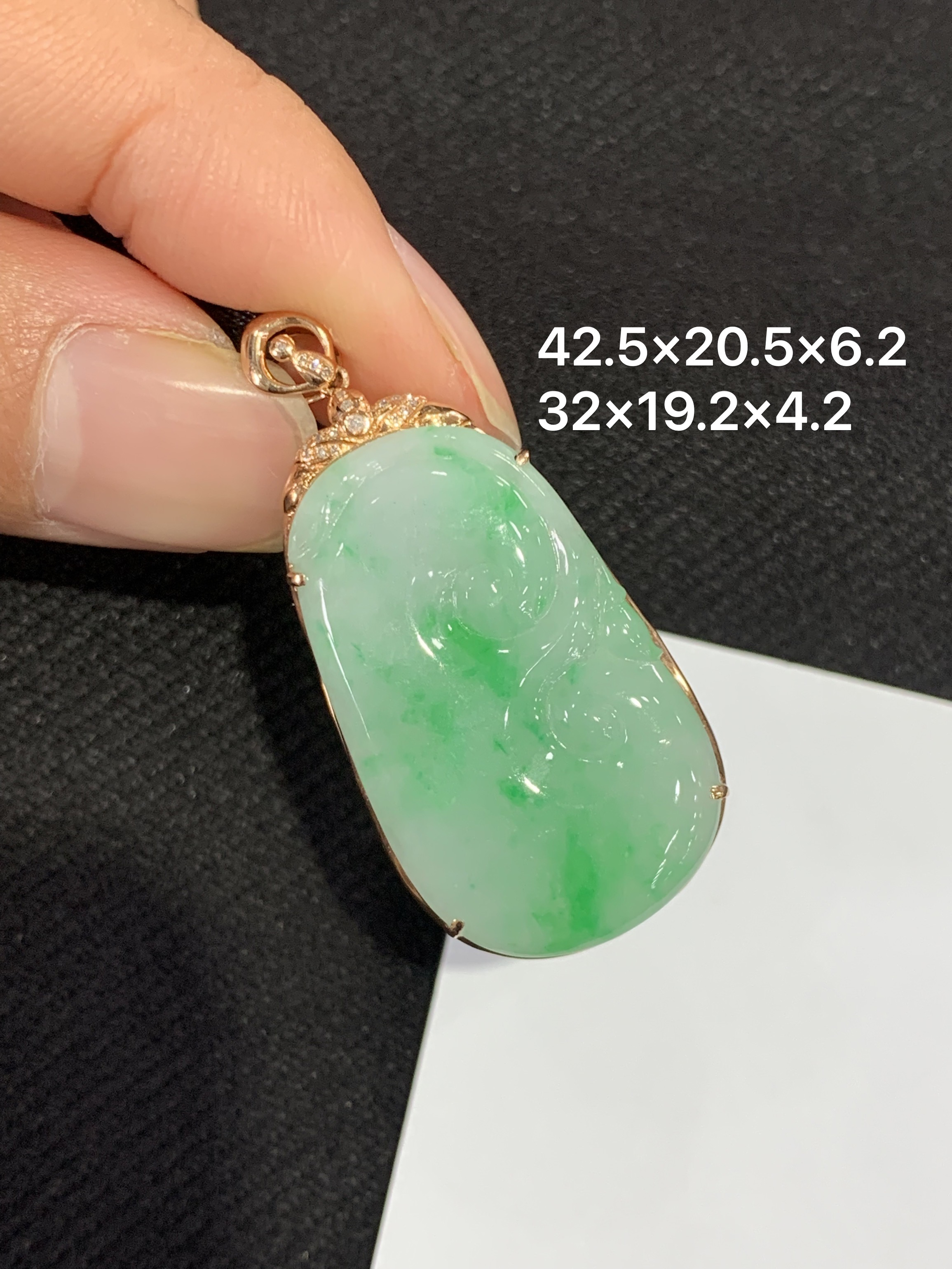 18K金镶嵌天然缅甸翡翠阳绿如意吊坠