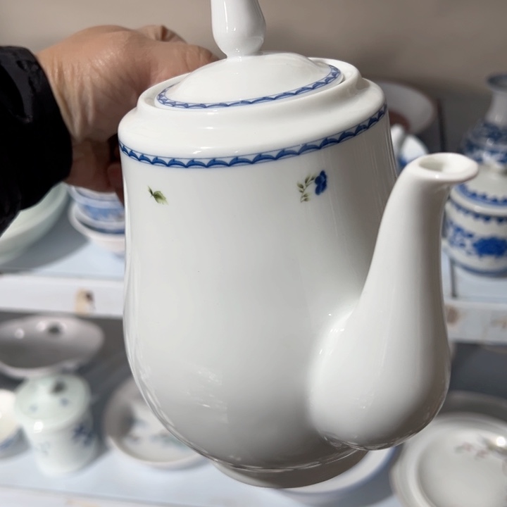杯韩国菊陶瓷茶壶一个