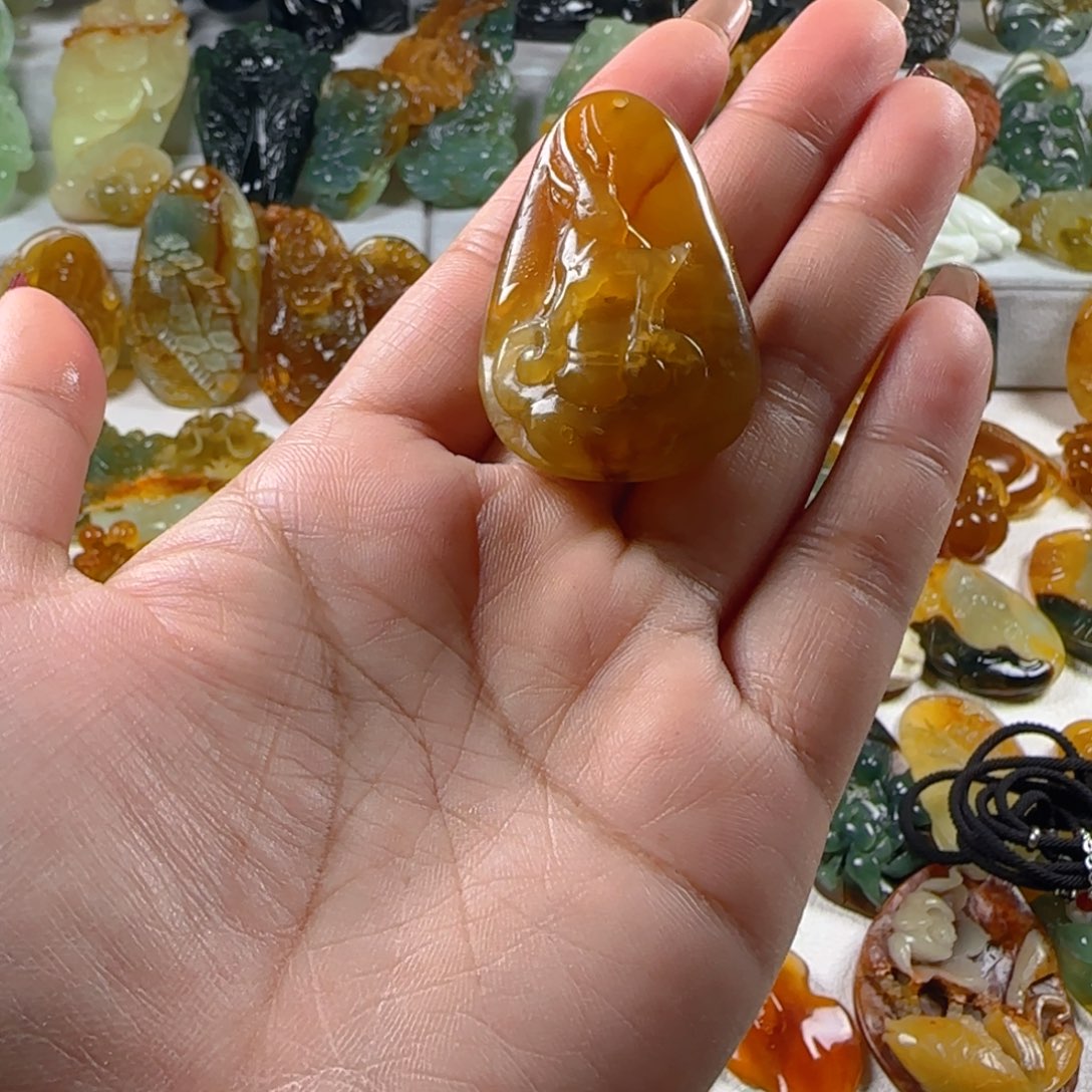 蛇纹石玉颈饰未镶嵌