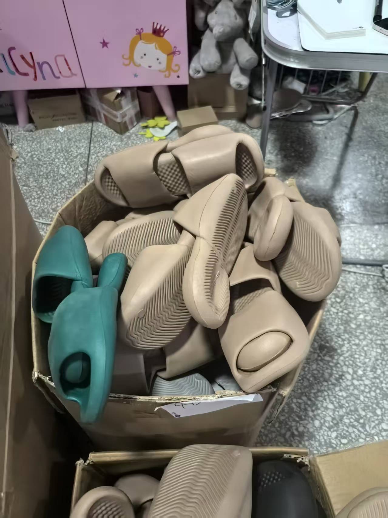 《厚广家》3楼42-43码居家外穿厚底踩屎感拖鞋 发1双严重瑕疵不挑色