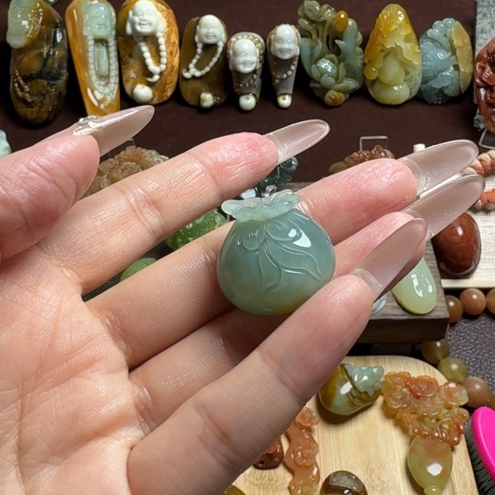 卿***酒蛇纹石玉未镶嵌吊坠